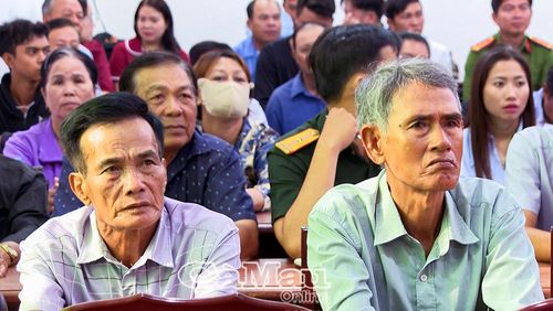  Bà con Nhân dân phường Hiệp Thành quan tâm, theo dõi các nội dung tuyên truyền.