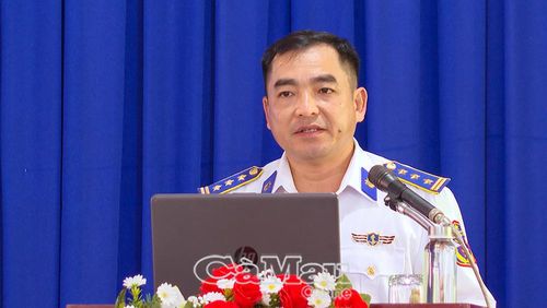 Thượng tá Trịnh Minh Hiển, Chính ủy Hải đoàn 42, Bộ Tư lệnh Vùng Cảnh sát biển 4, phổ biến các nội dung tuyên truyền.