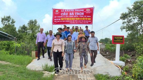 Bà con Nhân dân xã Long Điền vui mừng trong ngày khánh thành cây cầu mới.