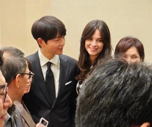 Công chúng vẫn đang chờ đợi động thái tiếp theo của vợ chồng Song Joong Ki. Ảnh: Nate