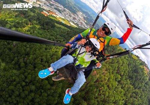 Anh Nguyễn Hữu Thành (du khách đến từ TP.HCM) hào hứng nói: “Đây là một trải nghiệm rất thú vị. Tôi và gia đình đã tham gia và ai cũng hào hứng, thích thú. Cảm giác rất tuyệt vời khi lơ lửng trên bầu trời và ngắm Đà Lạt”.
