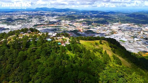 Bay lượn trên trời, thu vào tầm mắt toàn bộ Đà Lạt mộng mơ với một không gian rộng mở, choáng ngợp.