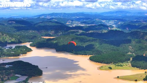 Trong khi đó, chị Võ Thị Ái Nghĩa, du khách đến từ Gia Lai chia sẻ, cảm giác hồi hộp khi cất cánh ở đỉnh LangBiang chuyển sang phấn khích khi gió nâng cánh dù lượn đưa người chơi bay một vòng cao hơn đỉnh núi. Và cảm giác háo hức ùa về khi sắp hạ cánh, lúc này phi công thông báo: điểm đáp sẽ ở mép hồ Đan Kia - Suối Vàng nơi có cây thông cô đơn - điểm chụp ảnh “đặc sản” của khách đến Đà Lạt. 