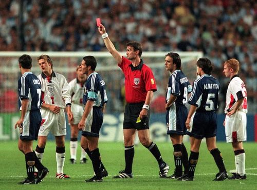 David Beckham nhận thẻ đỏ vì cú đá trả đũa Diego Simeone.