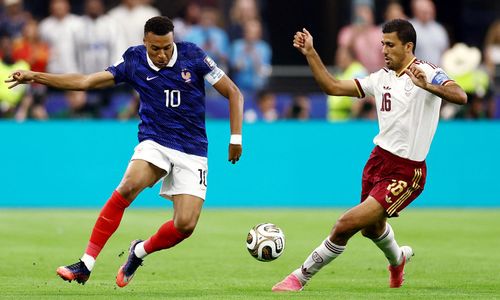 Rodri không cần bám sát Mbappe hay bất cứ cầu thủ nào khác của đội tuyển Pháp, nhưng vẫn là chìa khóa phong tỏa mọi hướng tấn công. (Ảnh: Reuters)