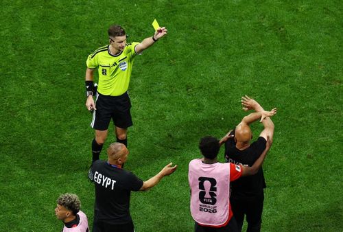 HLV Hossam Hassan của Ai Cập nhận thẻ vàng trong trận đấu với Argentina. (Ảnh: Reuters)