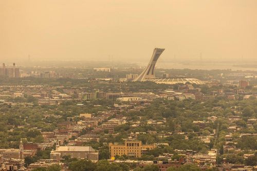 Thành phố Montreal mờ ảo trong làn sương mù màu cam sáng 14/7. (Ảnh: Montreal Gazette)