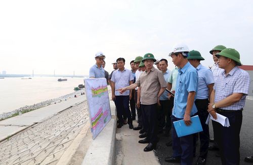 Lãnh đạo thành phố Hà Nội kiểm tra tiến độ xây dựng công trình đê, kè Xuân Canh - Long Tửu (xã Đông Anh). Ảnh Kim Văn