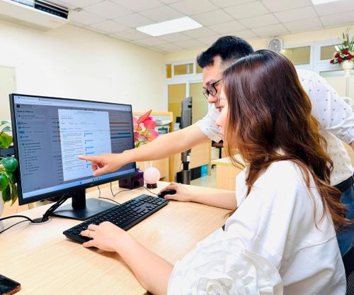 Cán bộ phường Hoàn Kiếm (Hà Nội) đánh giá cán bộ theo OKR/KPI trên không gian làm việc số Hanoiwork. Ảnh: Nguyên Bảo