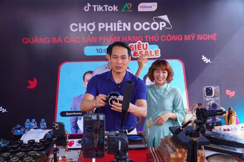 Giúp các hộ kinh doanh chuyển đổi số là một trong những nhiệm vụ trọng tâm để phát triển kinh tế số. Ảnh: hanoimoi