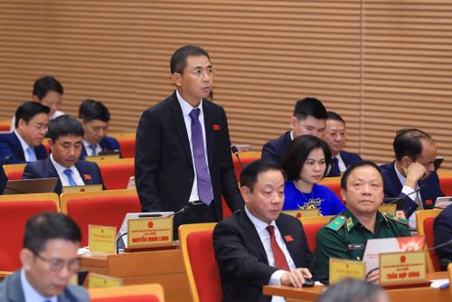Đại biểu Nguyễn Văn Đức (Tổ đại biểu 27) chất vấn. Ảnh: Thành Thái