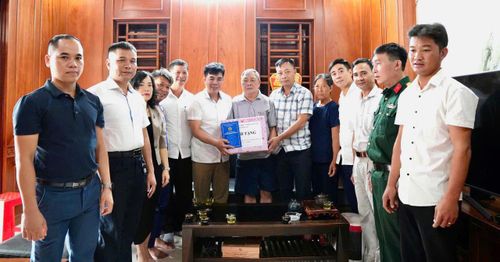 Chủ tịch UBND xã Hồng Vân Lê Tuấn Dũng và lãnh đạo xã Hồng Vân thăm, tặng quà gia đình ông Bùi Văn Đoàn, thôn Đông Thai. Ảnh: Vũ Hậu.