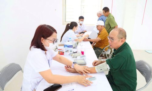 Khám sức khỏe, tư vấn, cấp thuốc miễn phí cho các đối tượng chính sách. Ảnh: PV