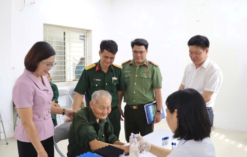 Lãnh đạo thăm hỏi các đối tượng chính sách. Ảnh: PV