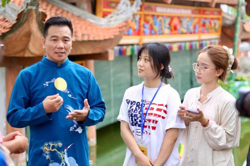 Nghệ nhân Nguyễn Thế Nghị chia sẻ về rối nước Đào Thục. Ảnh: TL