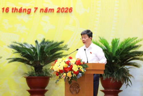 Trưởng ban Kinh tế - Ngân sách HĐND thành phố Hà Nội Nguyễn Xuân Sáng báo cáo thẩm tra. Ảnh: Thành Thái