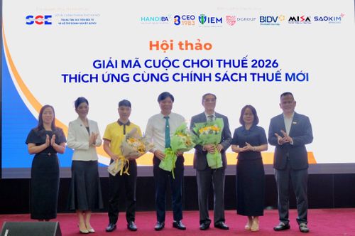 Đại diện Ban tổ chức tặng hoa diễn giả, đối tác phối hợp tổ chức hội thảo. Ảnh: Tùng Nguyễn.
