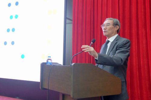 TS Nguyễn Văn Phụng chia sẻ tại hội thảo. Ảnh: Tùng Nguyễn.