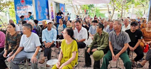 Người dân thôn Hiệp Thuận, xã Hát Môn phấn khởi tham gia khám sức khỏe. Ảnh: Hoàng Thoàn