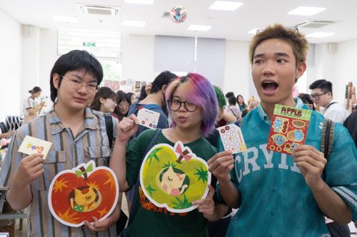 Các bạn trẻ trải nghiệm tại PÍCH-XỒ Art Fair 2025. Ảnh: BTC