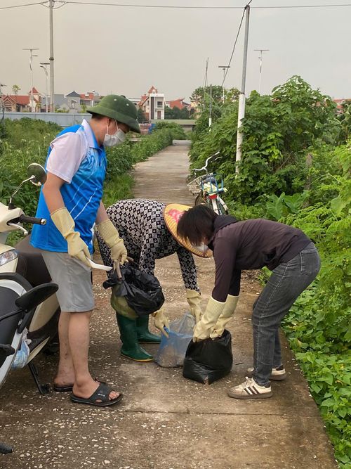 Lực lượng chuyên môn và người dân xã Ô Diên phối hợp triển khai đặt bả, diệt chuột trên các tuyến đường nội đồng. Ảnh: Đinh Thủy