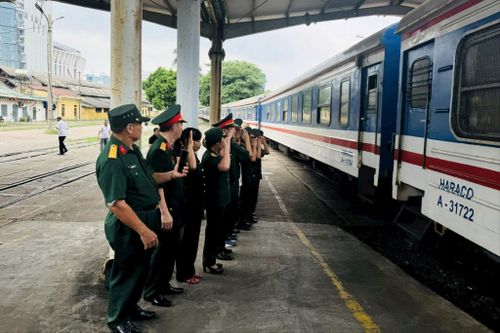Đón hài cốt liệt sĩ được vận chuyển bằng tàu hỏa từ thành phố Hồ Chí Minh về Ga Hà Nội. Ảnh: Mai Hoa