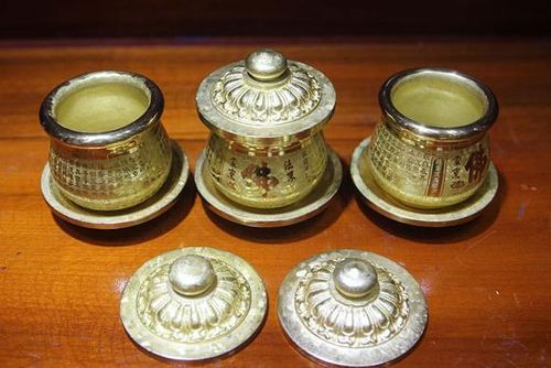 Nước dùng để cúng Phật không được sử dụng nước trà.