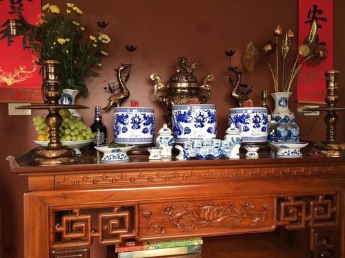 Tùy vào diện tích của bàn thờ mà gia chủ có thể lựa chọn cúng 3 hay 5 ly nước.