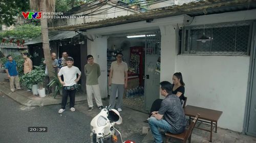 Bằng bị vợ chồng anh trai kéo đến đòi lại căn nhà bố mẹ để lại. Ảnh VTV