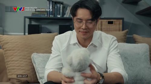 Sơn vẫn giữ chú gấu bông năm xưa Diệu đưa cho để lót khi bị quỳ phạt. Ảnh VTV
