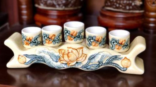 Kỷ chén nên được đặt ở vị trí chính giữa của bàn thờ và phía trước bát hương.