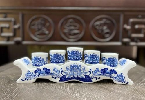 Số lượng 5 kỷ chén trên bàn thờ tượng trưng cho ngũ hành: Kim – Mộc – Thủy – Hỏa – Thổ của trời đất, giúp cân bằng và mang lại giá trị phong thủy tốt đẹp cho gia đình