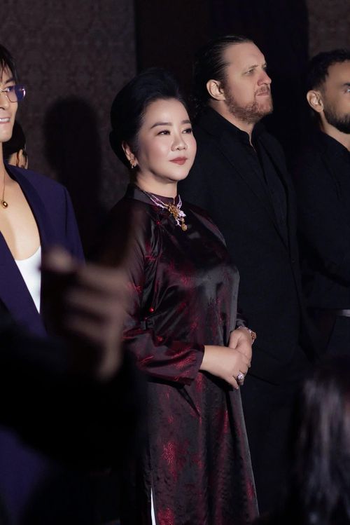 Khác với nhiều diễn viên trong đoàn phim, bà Võ Thị Xuân Trang không hoạt động nghệ thuật chuyên nghiệp. Bà được biết đến là doanh nhân, nhà giáo và diễn giả có nhiều năm hoạt động trong lĩnh vực đào tạo kỹ năng, xây dựng hình ảnh và nghi thức giao tiếp quốc tế.