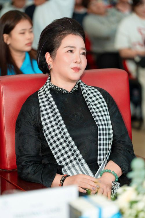 Sau một buổi học, đạo diễn Bảo Nhân bất ngờ mời bà tham gia vai bà Lê Thị Bình. Ban đầu, nữ doanh nhân từ chối vì cho rằng bản thân ”không biết diễn“. Tuy nhiên, đạo diễn thuyết phục rằng điều đoàn phim cần chính là thần thái điềm tĩnh, sự đôn hậu và phong cách vốn có của bà, rất phù hợp với hình tượng mẹ của Nam Phương Hoàng hậu.
