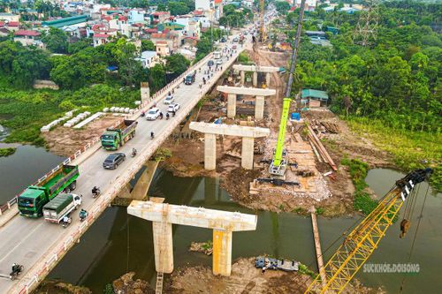 Nhiều trụ cầu đã thành hình.