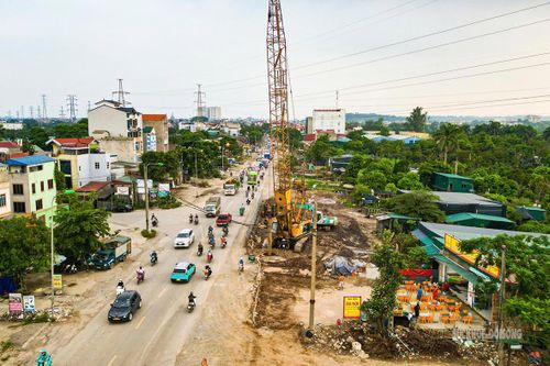 Công trường bám dọc Quốc lộ 6.