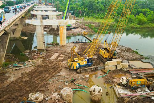 Máy móc hoạt động bên sông Đáy.