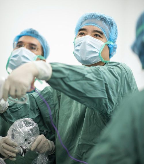 TS Nguyễn Hàm Hội- Trưởng khoa Ngoại tổng hợp Bệnh viện Bạch Mai cơ sở Ninh Bình đang thực hiện ca phẫu thuật nội soi cắt gan.