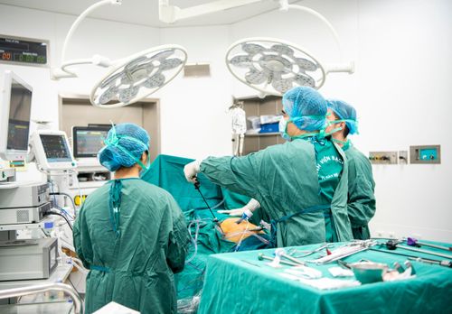 Các bác sĩ tiến hành phẫu thuật cho bệnh nhân.