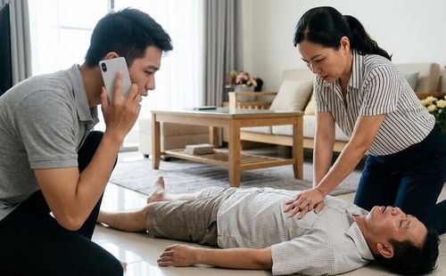 Người bất tỉnh, không thở hoặc chỉ thở ngáp cần được gọi cấp cứu 115 và ép tim ngay, thay vì mất thời gian dò mạch