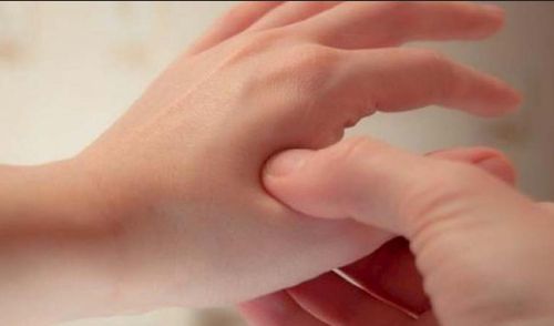 Cách bấm huyệt Hợp Cốc.