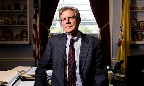 Nghị sĩ Dân chủ Frank Pallone cho rằng việc thay đổi giờ không còn phù hợp với cuộc sống hiện đại. Theo ông, thói quen làm việc và đi lại của người dân đã thay đổi đáng kể, trong khi số lượng học sinh đi bộ đến trường cũng giảm mạnh so với trước đây.