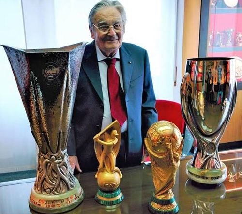 Silvio Gazzaniga qua đời năm 2016, hưởng thọ 95 tuổi. Ngoài chiếc cúp World Cup, ông còn là tác giả của nhiều danh hiệu nổi tiếng khác trong bóng đá châu Âu như cúp UEFA và Siêu cúp châu Âu.