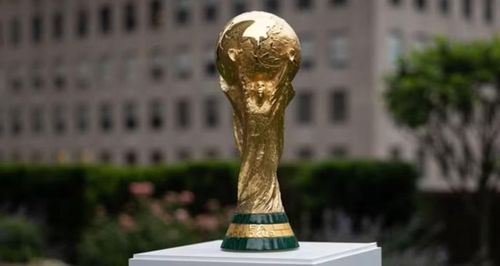 Theo Giorgio, hai cánh tay nâng quả địa cầu còn gợi liên tưởng đến đôi cánh của nữ thần chiến thắng, đồng thời thể hiện niềm vui vỡ òa của hàng triệu người hâm mộ khi chứng kiến đội bóng mình yêu thích đăng quang.