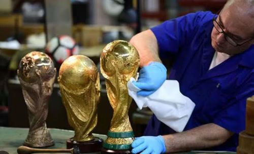 FIFA cũng đã bãi bỏ quy định cho phép đội tuyển vô địch ba lần được giữ vĩnh viễn cúp gốc.