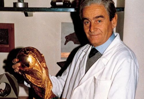 Đến năm 1970, Brazil trở thành đội tuyển đầu tiên ba lần vô địch World Cup và theo quy định khi đó được quyền sở hữu vĩnh viễn cúp Jules Rimet. FIFA vì thế phát động một cuộc thi quốc tế để lựa chọn thiết kế cho chiếc cúp mới.
