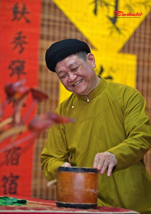 Trong một buổi hát ca trù, người cầm trống chầu không chỉ giữ nhịp mà còn là người thẩm âm, đánh giá phần trình diễn của ca nương và kép đàn thông qua từng tiếng trống.