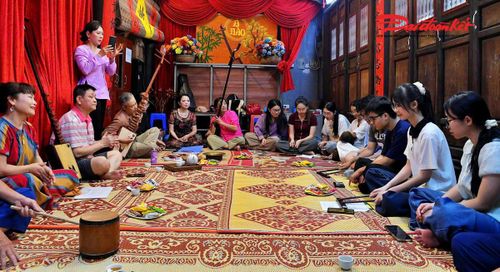 Chiều thứ Bảy hằng tuần, tại Bích Câu Đạo Quán đều diễn ra lớp học đàn đáy, hát ca trù và trống chầu, thu hút đông đảo người yêu di sản tham gia học tập, trải nghiệm.