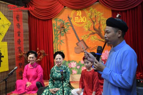 Nghệ nhân Trần Koóng giới thiệu về thẻ trù. 