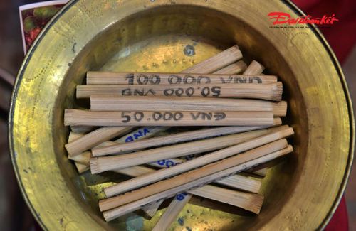 Khi ca nương hát một đoạn hay, quan khách sẽ tặng một tấm thẻ thay cho lời khen tặng. 